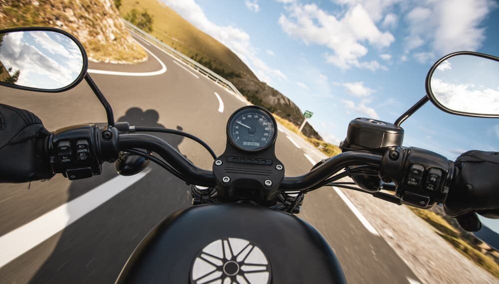 motociclista en la carretera