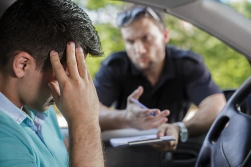 hombre sujetando la cabeza después de un accidente