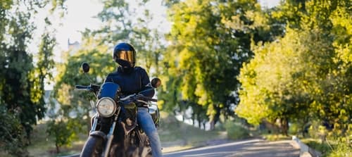 motociclista en la carretera