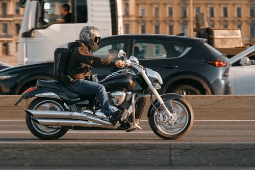 motociclista en la carretera